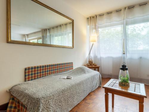 1 dormitorio con cama y espejo en la pared en Apartment Le Richelieu by Interhome, en San Juan de Luz