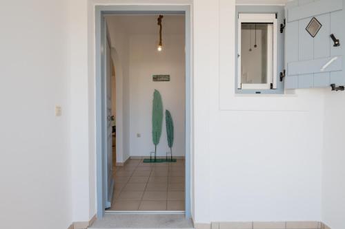 un couloir avec une porte menant à une maison dans l'établissement Valeli two, à Náoussa