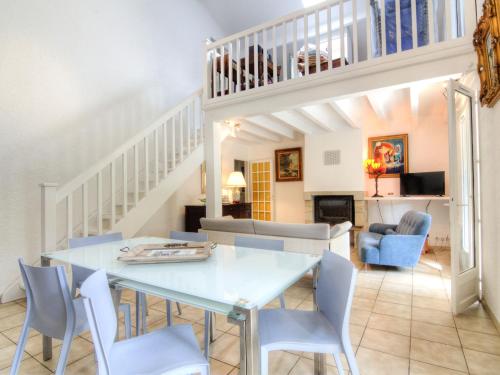 une salle à manger avec une table et des chaises dans l'établissement Holiday Home Victor Hugo by Interhome, à Capbreton