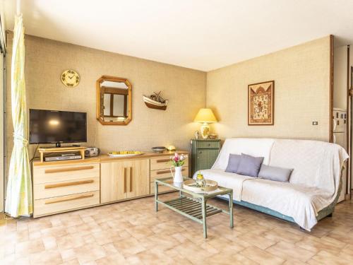 un salon avec un lit et une télévision dans l'établissement Apartment Les Maisons sur la Plage-2 by Interhome, au Cap d'Agde