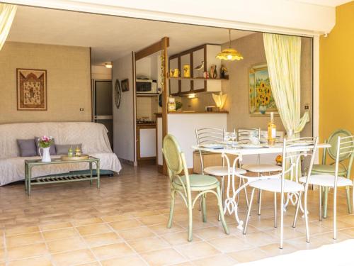 un salon avec une table et des chaises dans l'établissement Apartment Les Maisons sur la Plage-2 by Interhome, au Cap d'Agde