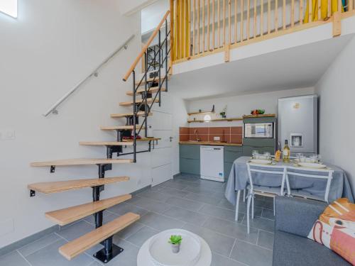 Il comprend une cuisine et un salon avec un escalier et une table. dans l'établissement Holiday Home Les Capellanes-4 by Interhome, à Saint-Cyprien