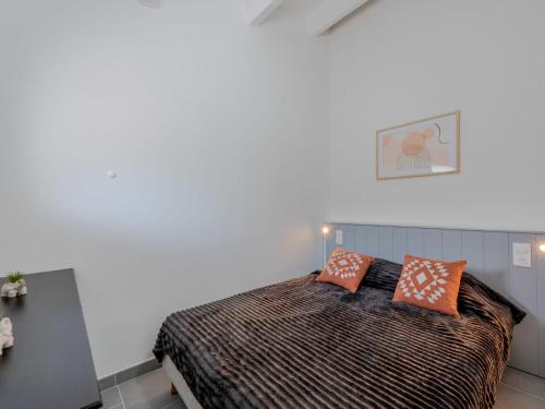 une chambre avec un lit avec deux oreillers dessus dans l'établissement Holiday Home Les Capellanes-4 by Interhome, à Saint-Cyprien