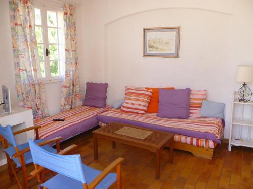 un salon avec un canapé et une table dans l'établissement Apartment Hameau la Madrague-4 by Interhome, à Saint-Cyr-sur-Mer