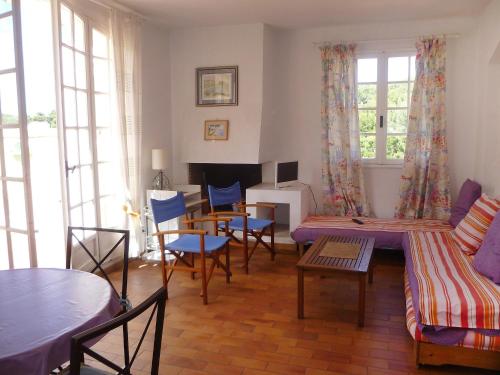 un salon avec un canapé, une table et des chaises dans l'établissement Apartment Hameau la Madrague-4 by Interhome, à Saint-Cyr-sur-Mer