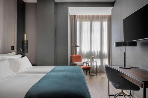 Katil atau katil-katil dalam bilik di NH Collection Madrid Gran Vía
