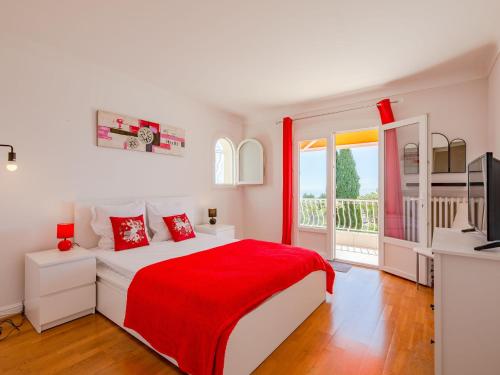 - une chambre blanche avec une couverture rouge sur un lit dans l'établissement Apartment Le Forum de la Mer-2 by Interhome, à Saint-Aygulf
