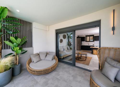 een woonkamer met 2 stoelen en een bank bij Dom in Lefkada