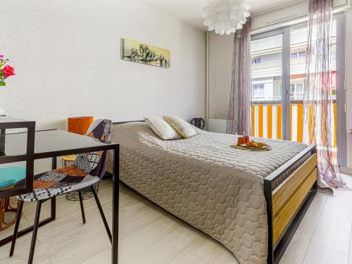 une chambre avec un grand lit et une table et des chaises dans l'établissement Apartment Les Balcons de Battisti by Interhome, à Nice