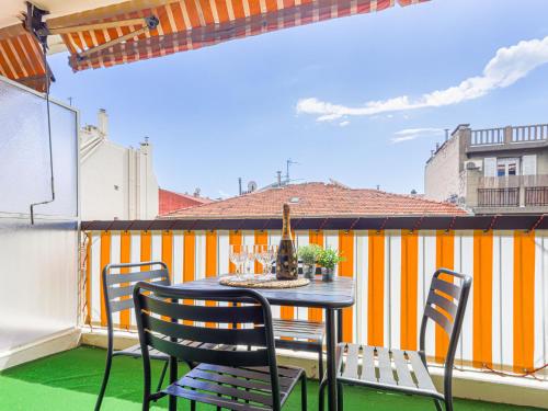 un patio avec une table et des chaises sur un balcon dans l'établissement Apartment Les Balcons de Battisti by Interhome, à Nice