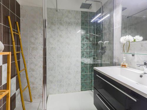 une salle de bain avec douche et lavabo dans l'établissement Apartment Les Balcons de Battisti by Interhome, à Nice