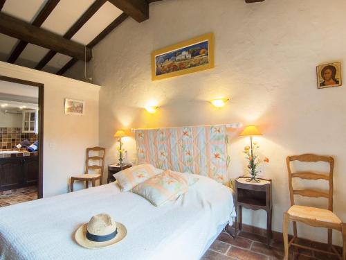 une chambre avec un lit avec un chapeau dessus dans l'établissement Villa Mas Baladou by Interhome, à La Croix-Valmer