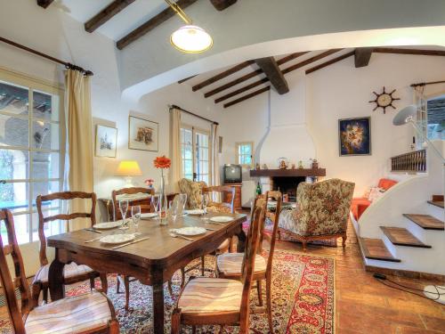 une salle à manger avec une table et des chaises dans l'établissement Villa Mas Baladou by Interhome, à La Croix-Valmer