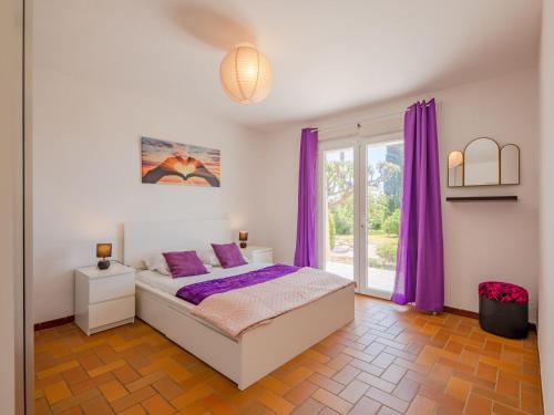 une chambre avec un lit avec des rideaux violets et une fenêtre dans l'établissement Apartment Le Forum de la Mer-1 by Interhome, à Saint-Aygulf