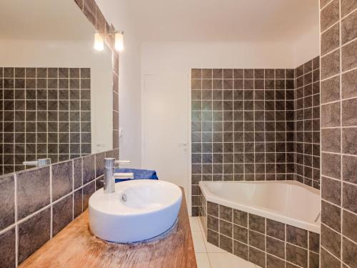 une salle de bain avec un lavabo et une baignoire dans l'établissement Apartment Le Forum de la Mer-1 by Interhome, à Saint-Aygulf