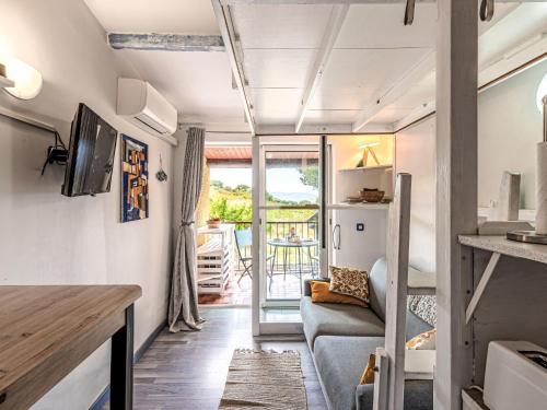 un salon avec un canapé et une table dans l'établissement Studio Casa Maza Corta by Interhome, à Lumio