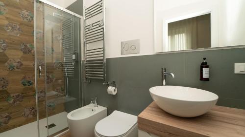 y baño con lavabo, aseo y ducha. en Manere Suites, en Palermo
