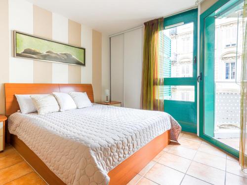 une chambre avec un lit et une grande fenêtre dans l'établissement Apartment Les Balcons de Port Nicea by Interhome, à Nice