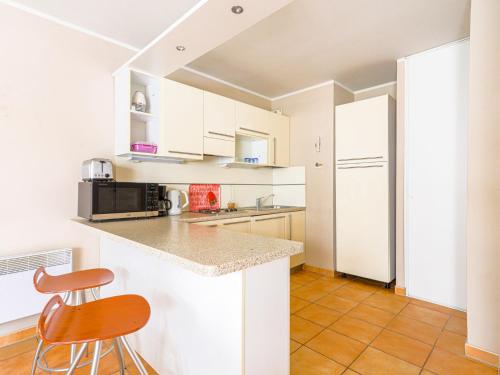 une cuisine avec des armoires blanches et un comptoir dans l'établissement Apartment Les Balcons de Port Nicea by Interhome, à Nice