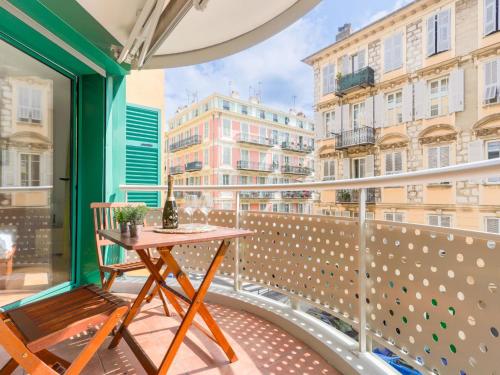 d'un balcon avec une table et une vue sur les bâtiments. dans l'établissement Apartment Les Balcons de Port Nicea by Interhome, à Nice
