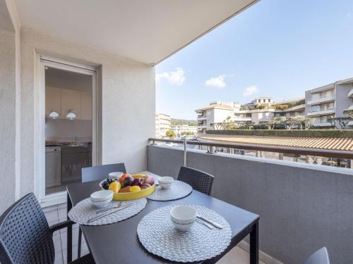 une table avec un bol de fruits sur un balcon dans l'établissement Apartment Beau Rivage-2 by Interhome, à Cavalaire-sur-Mer