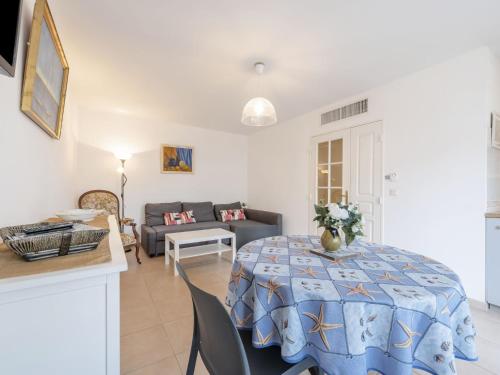 un salon avec une table et un canapé dans l'établissement Apartment Beau Rivage-2 by Interhome, à Cavalaire-sur-Mer