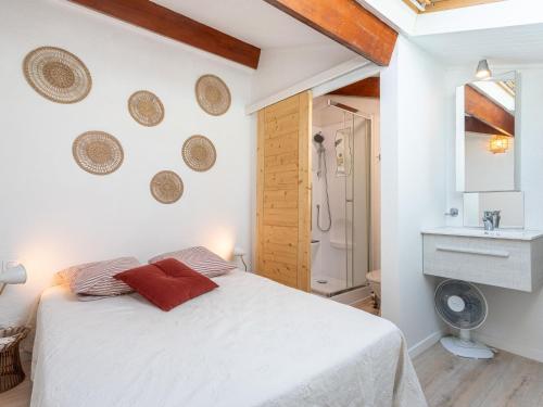 une chambre avec un lit blanc et une salle de bain dans l'établissement Apartment Port de la Gavine I-2 by Interhome, à Hyères