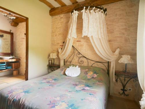 Ένα ή περισσότερα κρεβάτια σε δωμάτιο στο Holiday Home Moulin de Rabine by Interhome