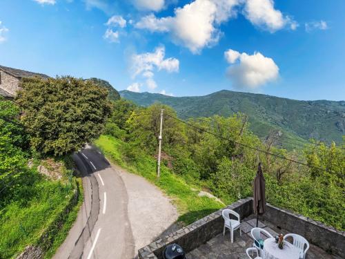 une vue sur une route avec des montagnes en arrière-plan dans l'établissement Holiday Home Casa Piana by Interhome, à San-Giovanni-di-Moriani
