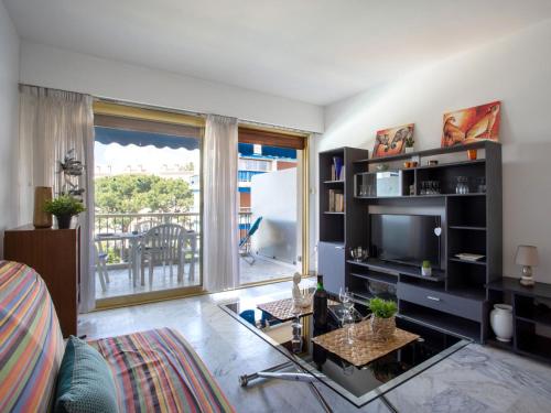 un salon avec un canapé et une télévision dans l'établissement Apartment le grand large-2 by Interhome, à Cagnes-sur-Mer