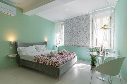 帕爾馬的住宿－GLAM PARMA，蓝色卧室,配有床和桌子