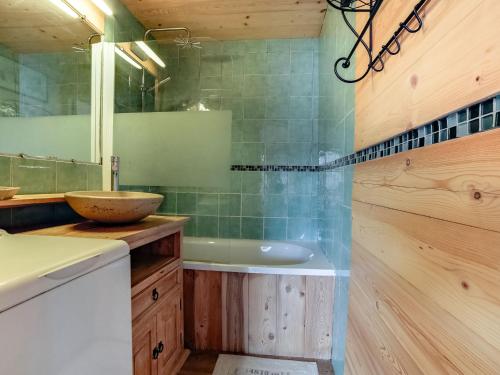 une salle de bain avec une baignoire et un lavabo dans l'établissement Apartment Soyouz Vanguard-84 by Interhome, au Corbier