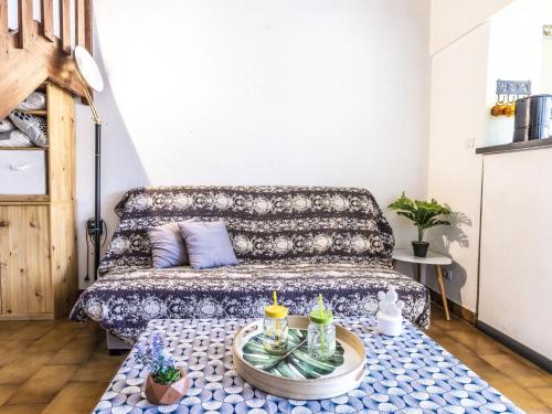 un salon avec un lit et une table dans l'établissement Apartment Le Pharo-6 by Interhome, au Cap d'Agde