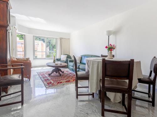 un salon avec une table et un canapé dans l'établissement Apartment L'Antonia by Interhome, à Roquebrune-Cap-Martin