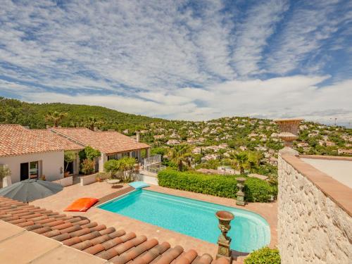 une piscine dans l'arrière-cour d'une maison dans l'établissement Villa Boucheron by Interhome, à Roquebrune-sur Argens