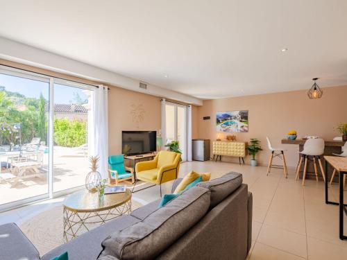 Μια τηλεόραση ή/και κέντρο ψυχαγωγίας στο Holiday Home Villa Julia by Interhome