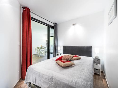une chambre avec un lit avec deux oreillers dessus dans l'établissement Apartment Caesar Domus-3 by Interhome, à Saint-Tropez