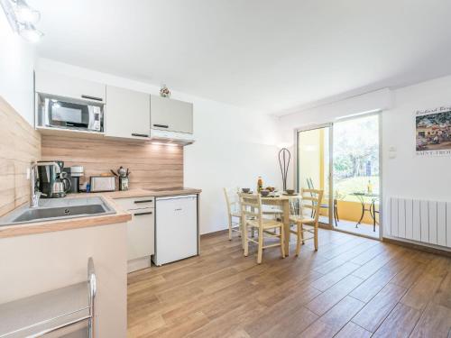 une cuisine et une salle à manger avec une table et des chaises dans l'établissement Apartment Caesar Domus-3 by Interhome, à Saint-Tropez