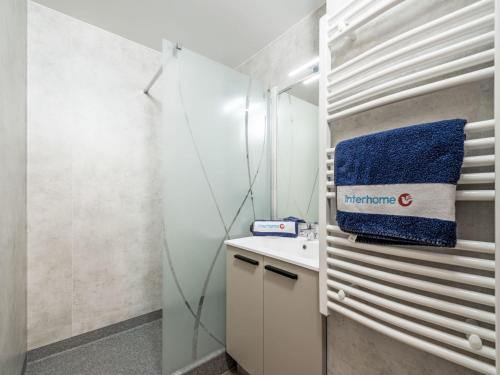 une salle de bain avec un lavabo et un miroir dans l'établissement Apartment Caesar Domus-3 by Interhome, à Saint-Tropez