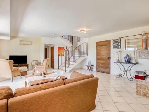 un soggiorno con un divano e una scala di Villa Villa I Tre Fratelli by Interhome a Pianottoli-Caldarello