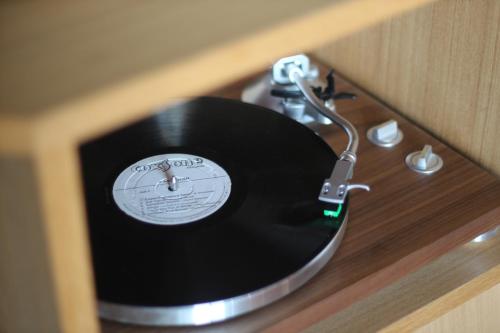a black vinyl record on a wooden shelf at 藍宿ル1185 in Noda