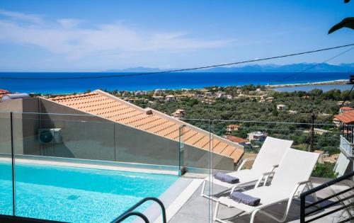 een uitzicht vanaf het balkon van een villa met een zwembad bij Dom in Lefkada