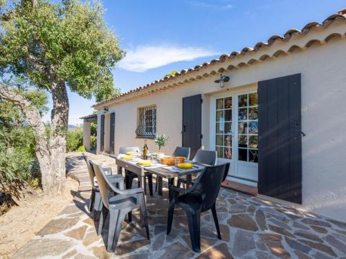un patio avec une table et des chaises devant une maison dans l'établissement Holiday Home La Bartavelle by Interhome, aux Issambres