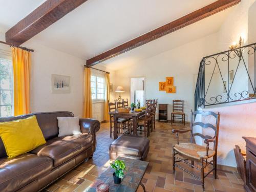 un salon avec un canapé et une table dans l'établissement Holiday Home La Bartavelle by Interhome, aux Issambres