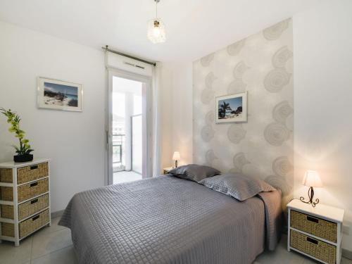 une chambre blanche avec un lit et une fenêtre dans l'établissement Apartment Beau Rivage-1 by Interhome, à Cavalaire-sur-Mer