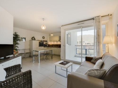 un salon avec un canapé et une table et une cuisine dans l'établissement Apartment Beau Rivage-1 by Interhome, à Cavalaire-sur-Mer