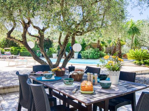 Κήπος έξω από το Holiday Home L'oliveraie by Interhome