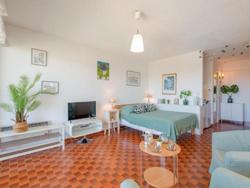 une chambre avec un lit et une télévision dans une pièce dans l'établissement Studio Les Côteaux du Préconil-6 by Interhome, à Sainte-Maxime