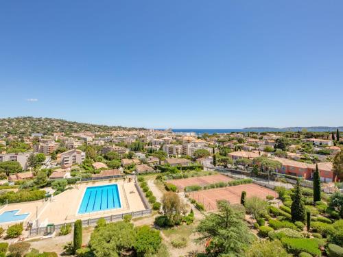 - une vue aérienne sur une piscine dans un parc dans l'établissement Studio Les Côteaux du Préconil-6 by Interhome, à Sainte-Maxime