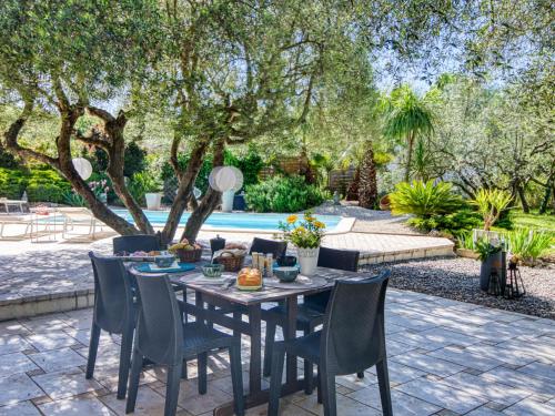 Taman di luar Holiday Home L'oliveraie by Interhome